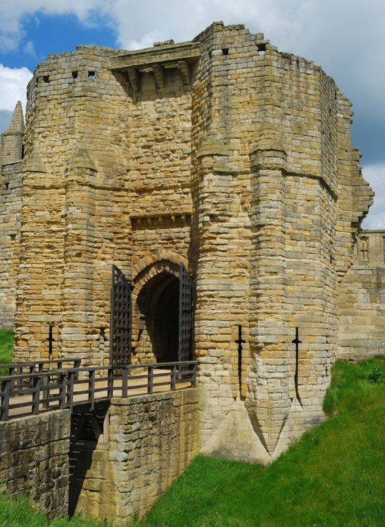 crumbling fort remains of a deteriorating fortress